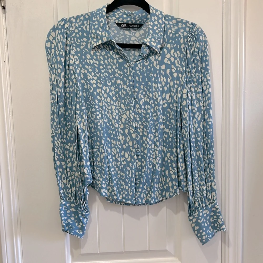 Zara blue and white rare Marilyn long sleeve button down collared blouse…